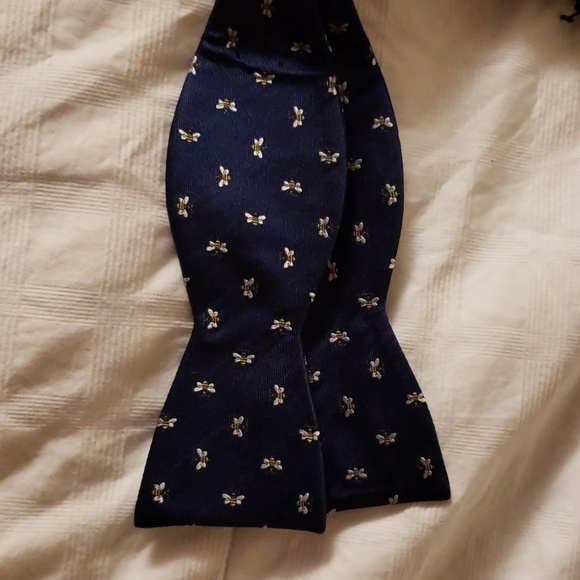 The Tie Bar 100/% Woven Silk Navy Blue Pencil Pinstriped Slim Self-Tie Bow Tie